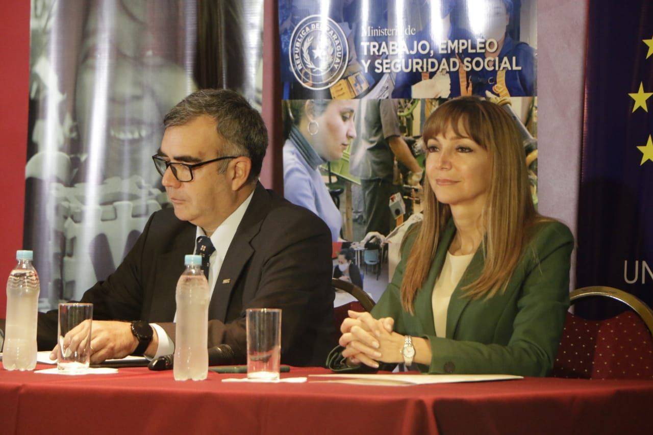 Ministra_en_seminario.jpg