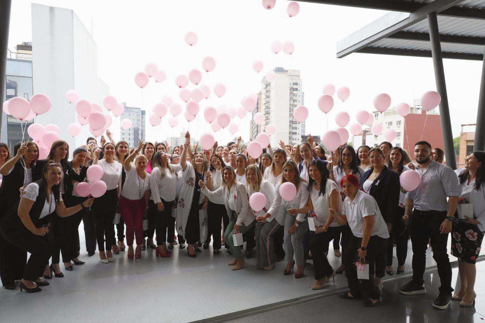 Tiran_globos_rosados_en_el_MTESS_en_capana_Octubre_rosa_17-10-23.jpg