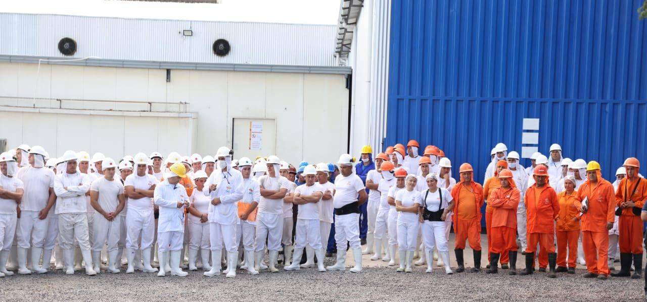 Simulacro de evacuación industrial para promover entornos de trabajo seguros