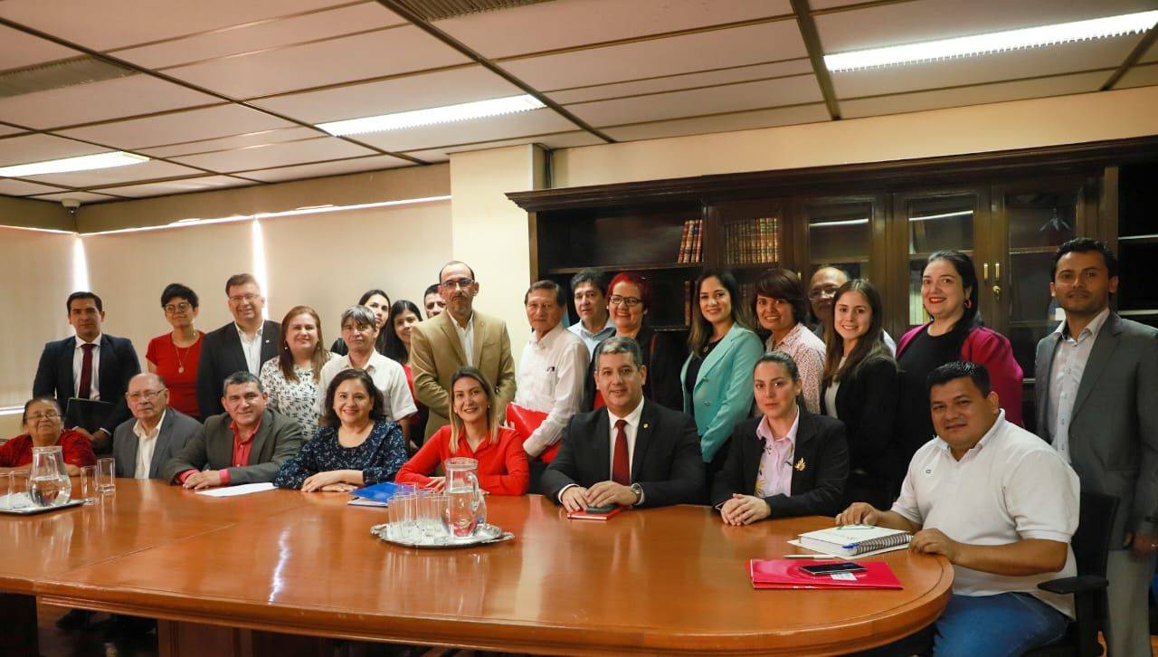 Ministra_con_miembros_de_la_asociacion_de_institutos_11-09-23.jpg