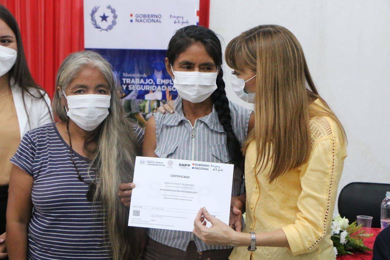 Entrega_certificados_indigena.jpg