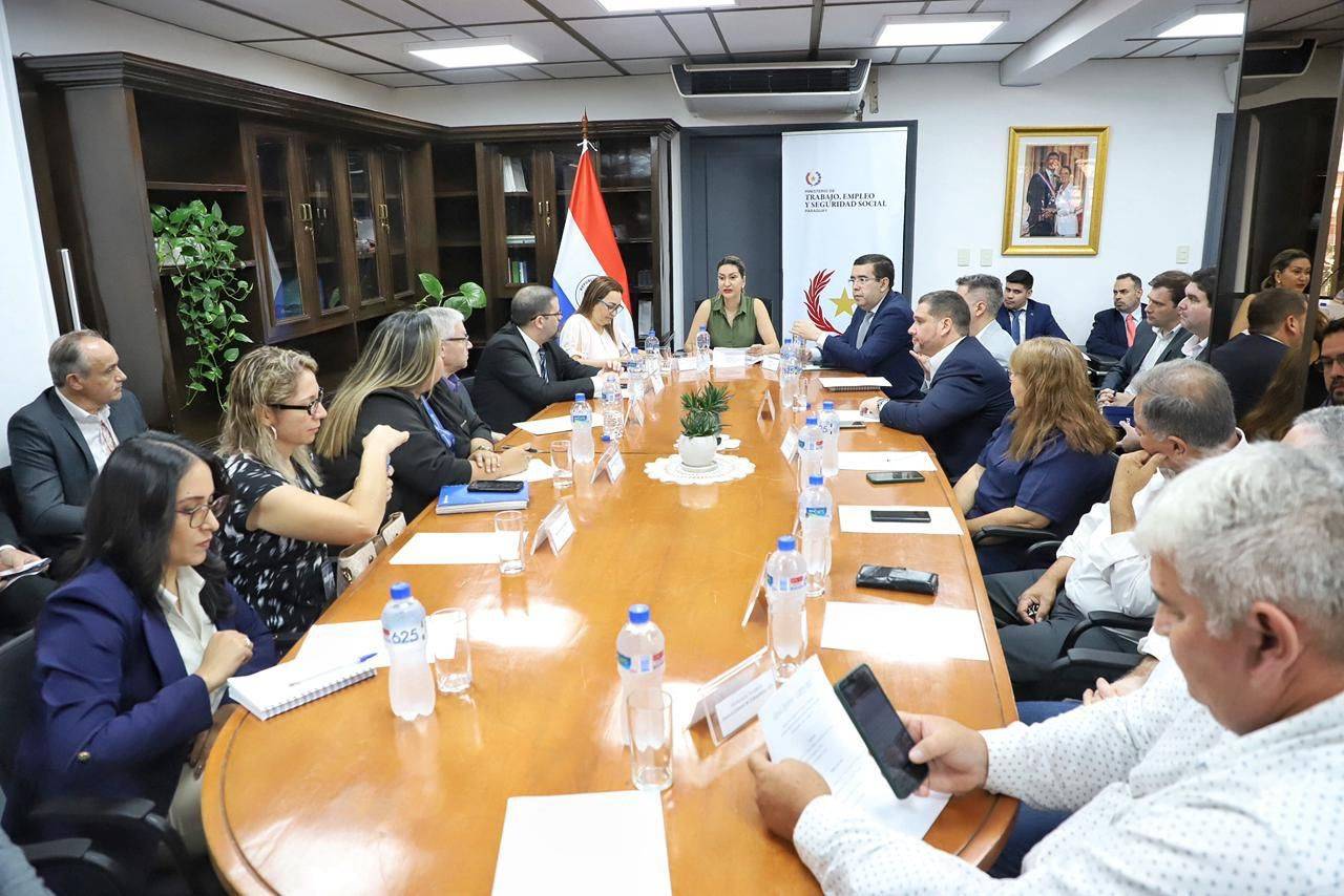 Ministerio de Trabajo lidera mesa de diálogo para garantizar la protección del aguinaldo