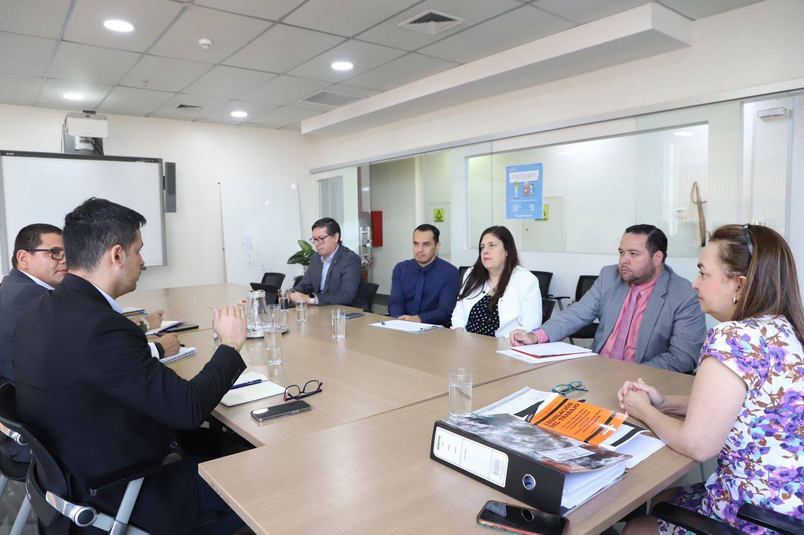 Definen acciones para impulsar la reinserción laboral de repatriados y el empleo circular