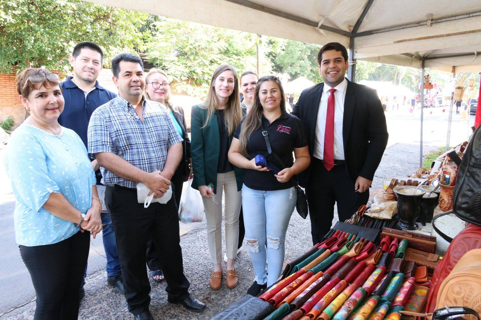 Emprendedoras realizan colorida feria navideña en el Centro Ciudad Mujer