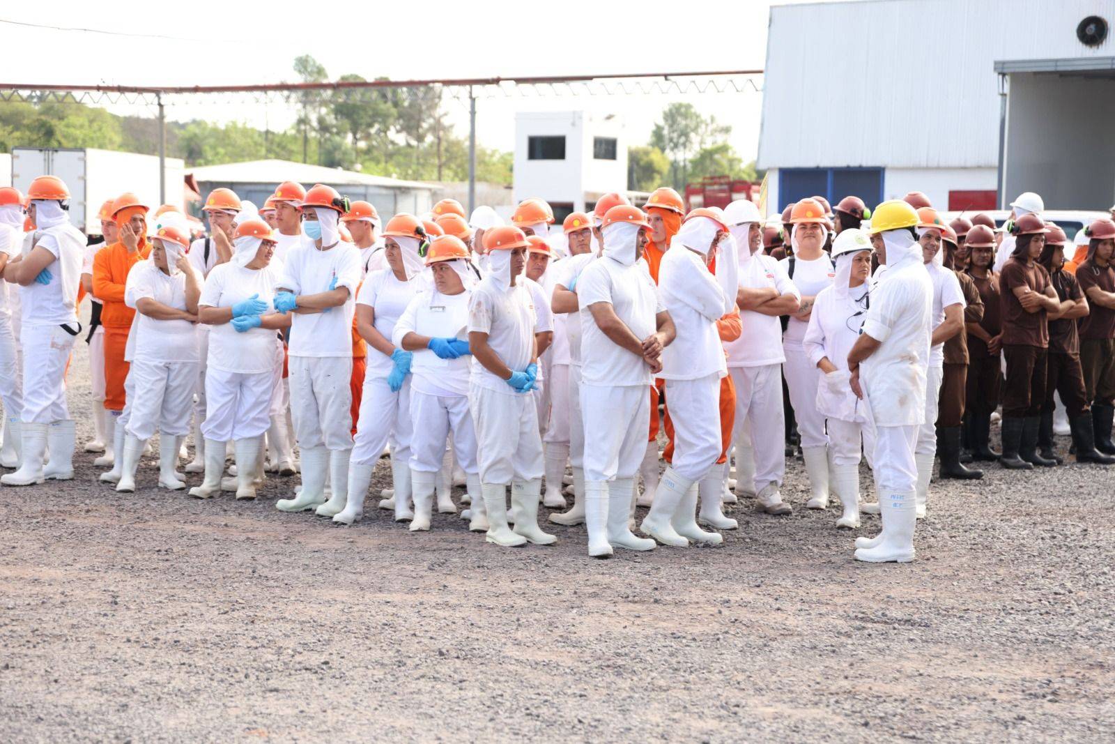 Simulacro de evacuación industrial para promover entornos de trabajo seguros