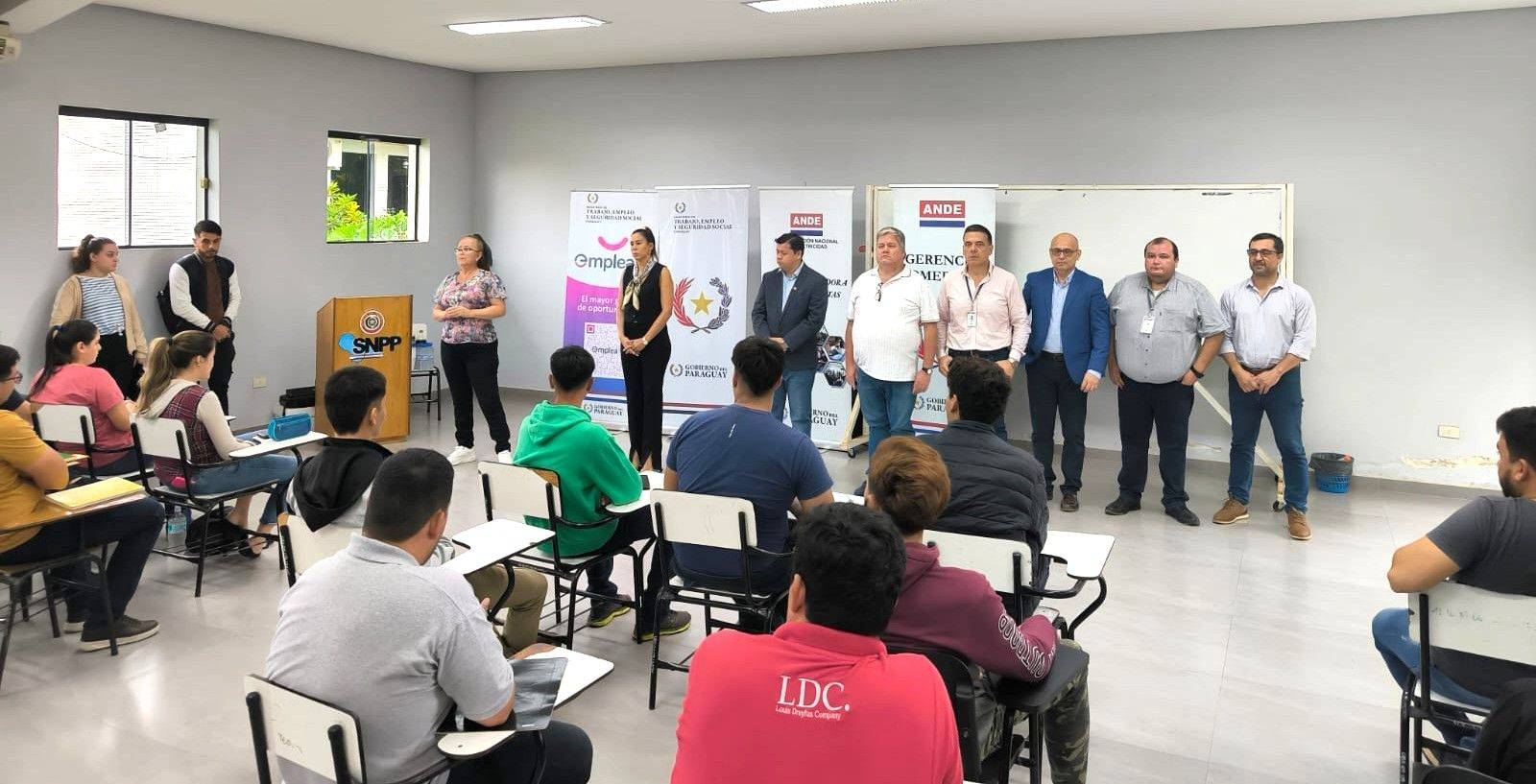 Apoyo para la inserción laboral de electricistas matriculados por la ANDE