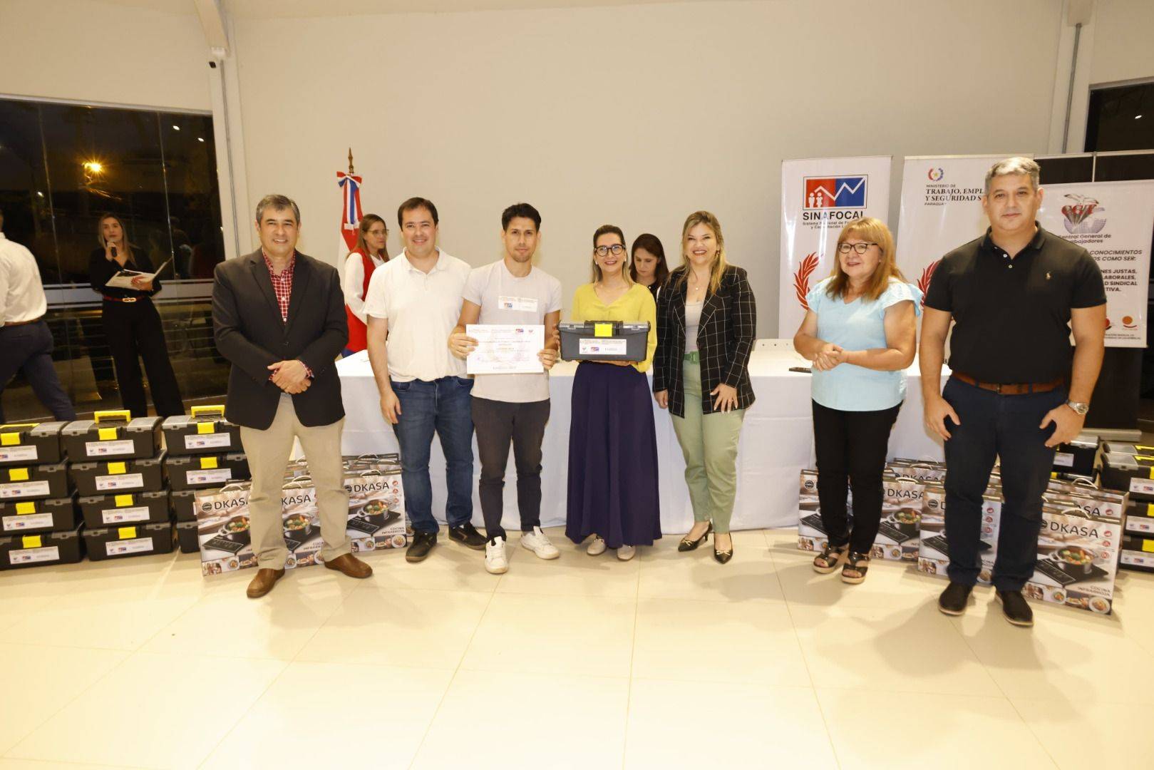 ​Egresan jóvenes capacitados en áreas de climatización y gastronomía en Villa Elisa