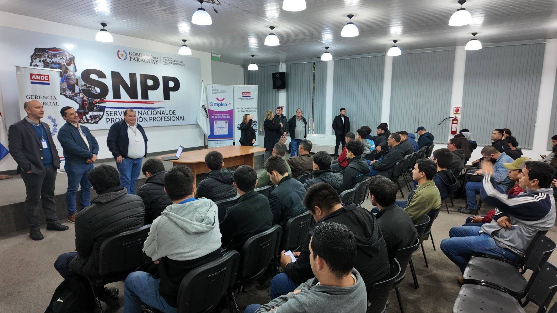 ​Ministerio de Trabajo y ANDE impulsan empleabilidad de electricistas