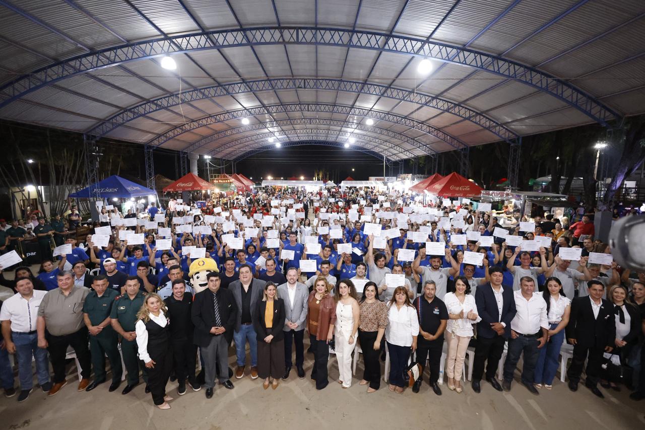 Ministerio de Trabajo celebra egreso de 398 personas capacitadas por el SNPP en Guairá