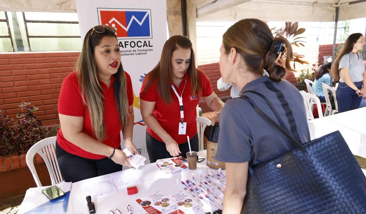 Ministerio de Trabajo acercó servicios de asesoría legal y capacitación durante jornada de gobierno en Cordillera
