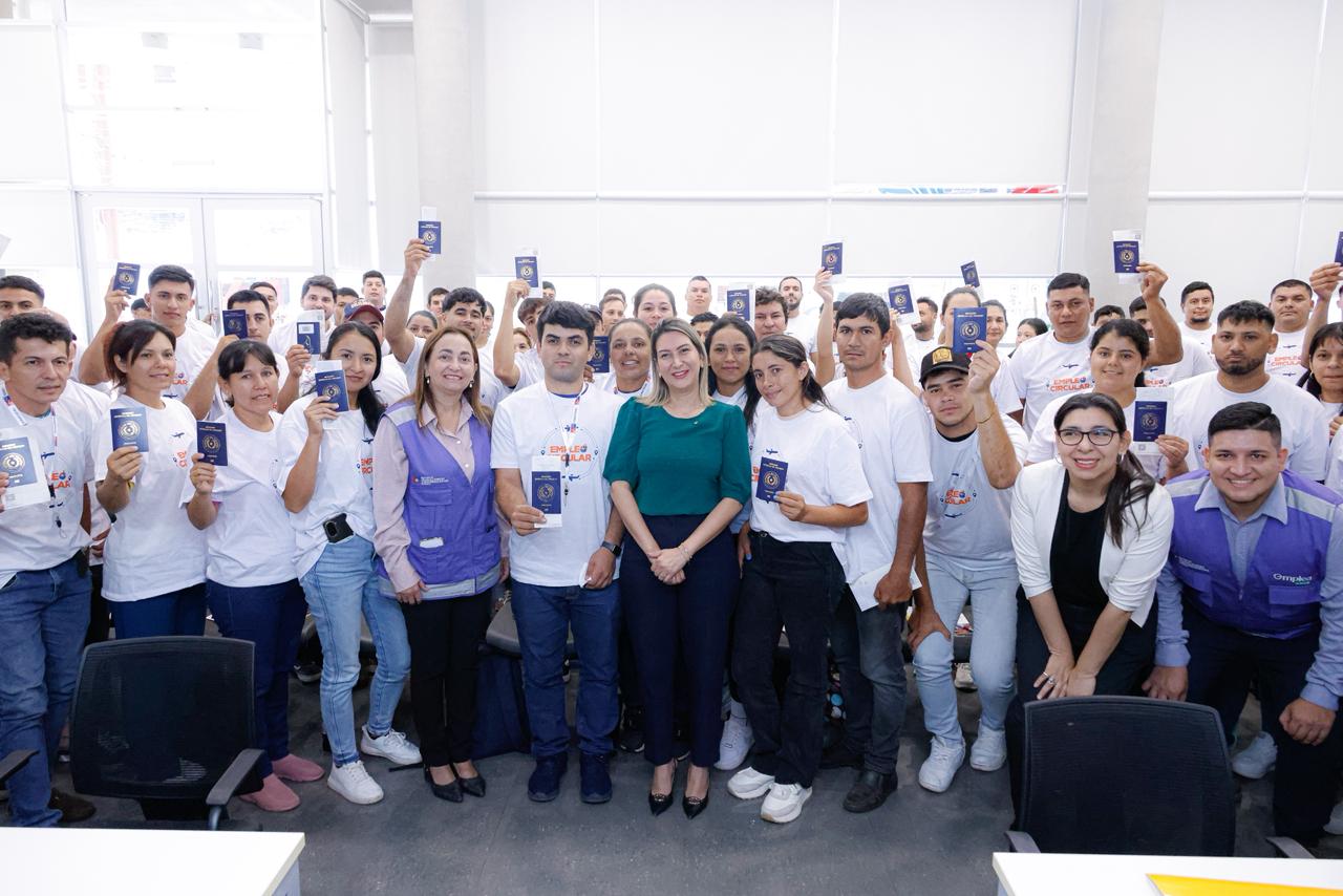 Firma de contratos para Empleo Circular.