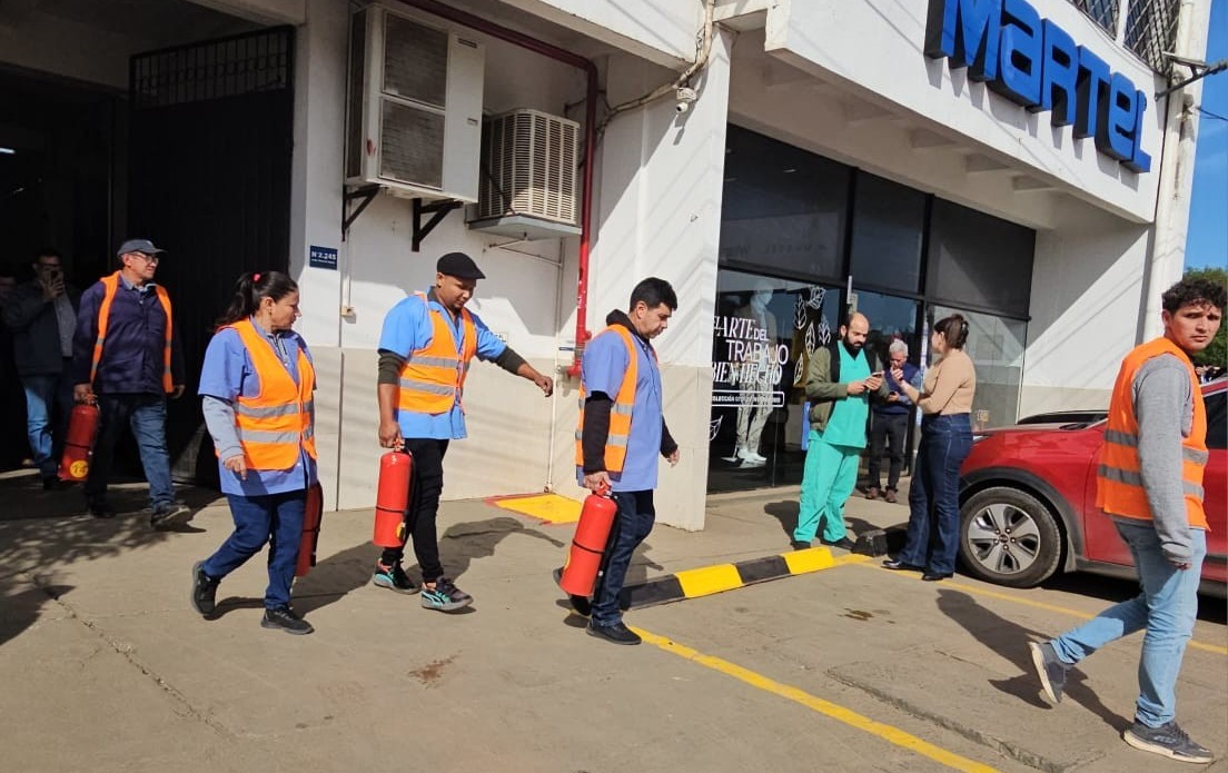 Simulacro de evacuación para promover entorno laboral seguro en industria textil